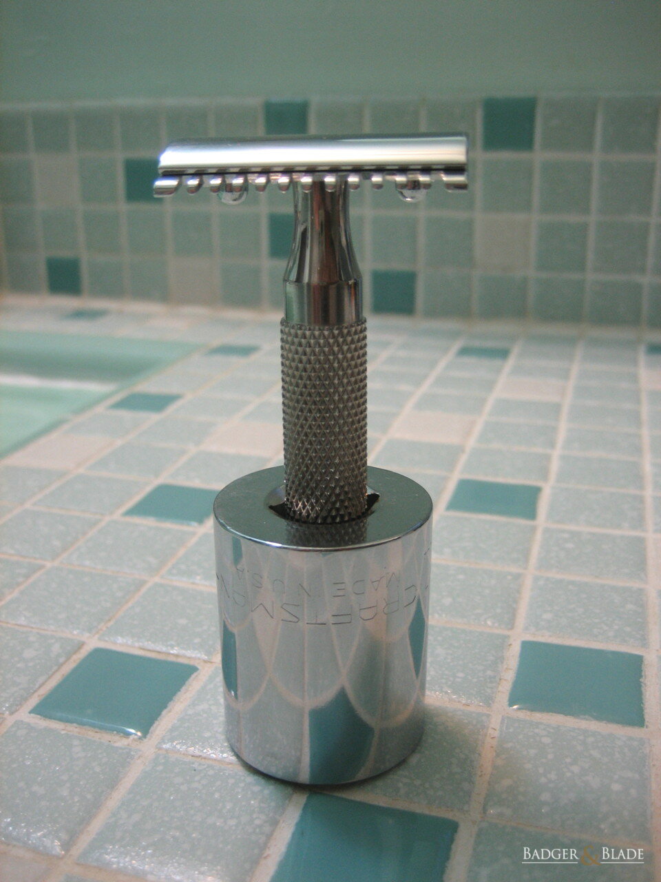 Craftsman_socket_razor_stand-resized.jpg