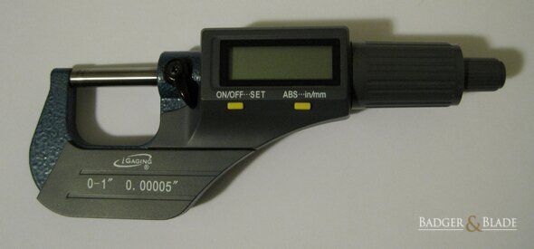 iGAGING 0--1 in. IP40 Digital Micrometer - Top View